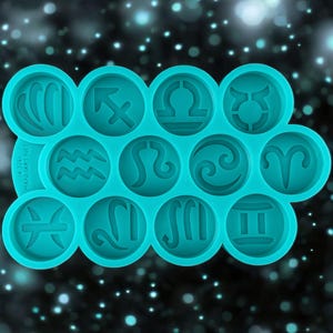 Puede incluir: Un molde de silicona azul turquesa con 12 impresiones circulares, cada una con un símbolo del zodíaco diferente. Los símbolos incluyen Acuario, Piscis, Aries, Tauro, Géminis, Cáncer, Leo, Virgo, Libra, Escorpio, Sagitario y Capricornio.