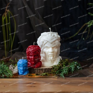 Pu&ograve; includere: Tre candele decorative a forma di testa umana. Le candele sono bianche, rosse e blu. La candela bianca ha una barba e una corona. La candela rossa ha una barba e una corona. La candela blu ha una barba e una corona.