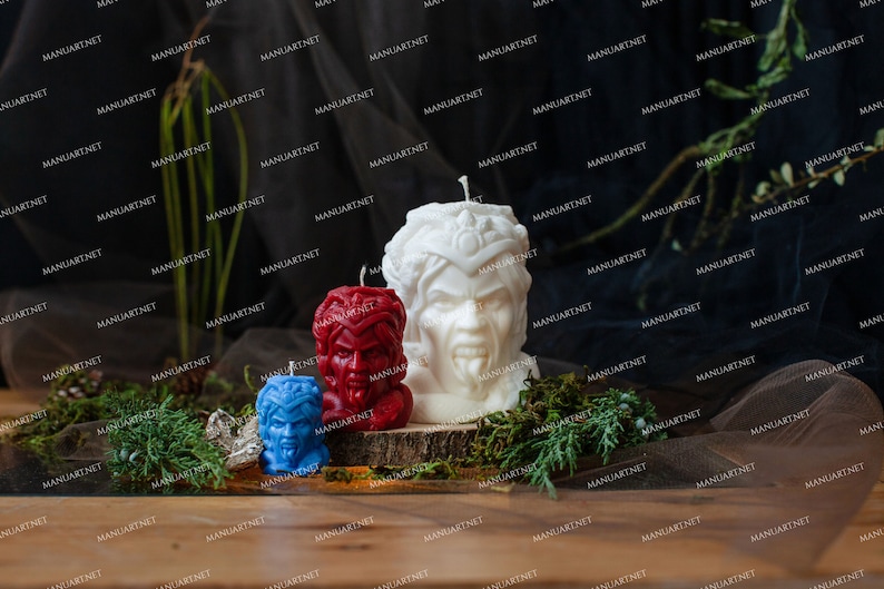 Pu&ograve; includere: Tre candele decorative a forma di testa umana. Le candele sono bianche, rosse e blu. La candela bianca ha una barba e una corona. La candela rossa ha una barba e una corona. La candela blu ha una barba e una corona.