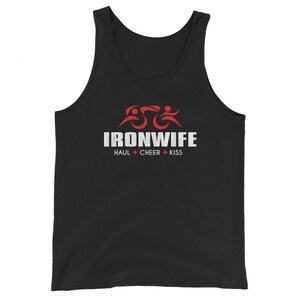 IRONWIFE Tri IronSherpa Triathlon Tanktop - Haul Cheer Kiss für meinen Triathleten Ehemann - Unisex Tank Top