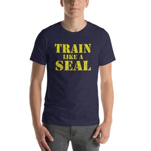 ENTRENAR como una camiseta SEAL Motivación de fitness inspirada en Navy Seal Camiseta unisex imagen 3