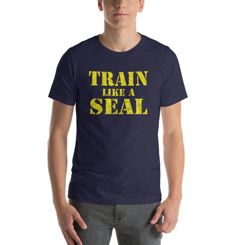 ENTRENAR como una camiseta SEAL Motivación de fitness inspirada en Navy Seal Camiseta unisex imagen 3