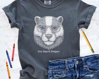 Camiseta infantil One Smart Badger Comfort Colors Badger, camiseta com mascote Badger, volta às aulas, primeiro dia de aula, camiseta Badgers Spirit, camiseta da Badger School