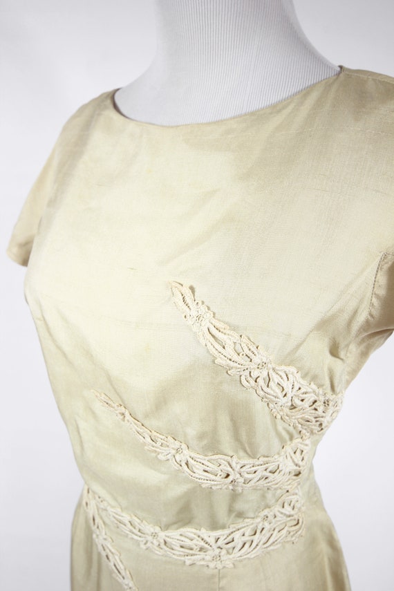 1950's Butter Yellow Raw Silk Floral Lace Sheath … - image 5