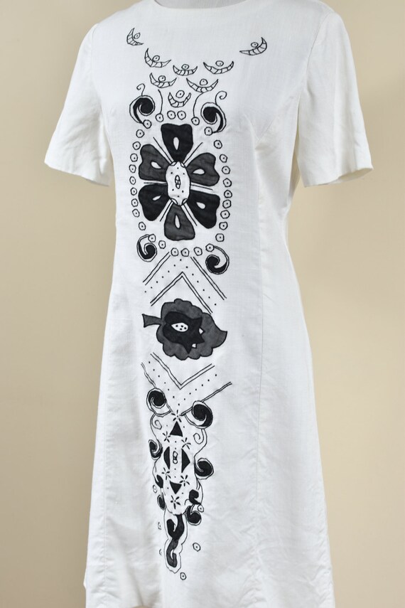 1960's Black & White Linen Floral Embroidered Sho… - image 6