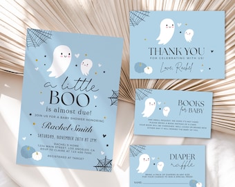 Puede incluir: Una invitación de baby shower azul y blanca con un tema de fantasmas. La invitación dice "a little BOO is almost due!" e incluye el nombre "Rachel Smith".