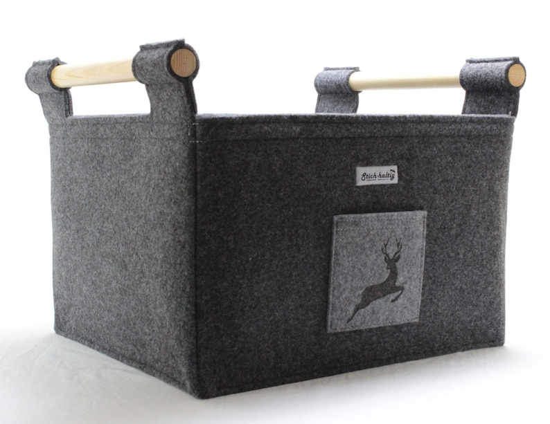 Sturdy felt firewood basket with wooden side handles and stag Dunkelgrau