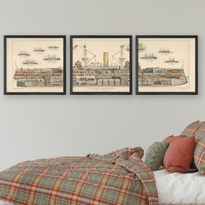 Pode incluir: Tr&ecirc;s ilustra&ccedil;&otilde;es emolduradas de um encoura&ccedil;ado brit&acirc;nico, mostrando o interior e o exterior do navio. As ilustra&ccedil;&otilde;es est&atilde;o em molduras pretas e est&atilde;o penduradas em uma parede branca acima de uma cama de madeira com um edredom xadrez.