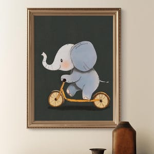 Lámina artística de elefante en scooter - Póster de animal divertido, decoración infantil verde oscuro - Decoración de habitación infantil - Se vende sin marco #071