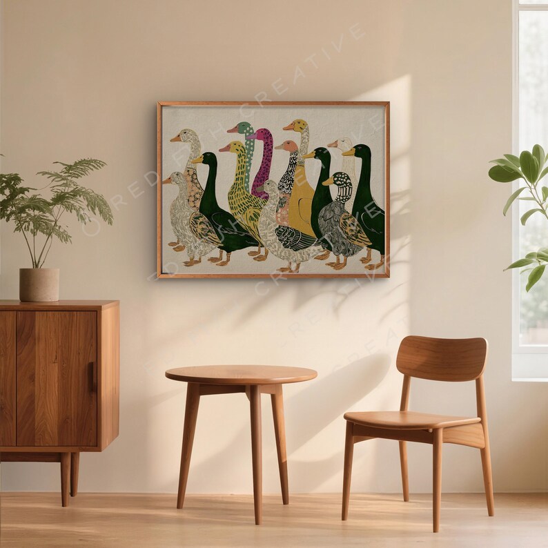 K&ouml;nnte beinhalten: Ein rechteckiger Wandkunstdruck mit einer Gruppe von Enten in verschiedenen Farben und Mustern, darunter Gelb, Gr&uuml;n, Rosa und Braun, die in einer Reihe vor einem hellen Hintergrund angeordnet sind, gerahmt in einem d&uuml;nnen Holzrahmen.