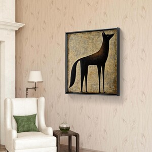 K&ouml;nnte beinhalten: Eine Schwarzwei&szlig;illustration eines Wolfes, gerahmt in einem schwarzen Rahmen, h&auml;ngt an einer beigefarbenen Wand mit Holzmaserung. Der Wolf steht auf einem strukturierten Hintergrund.