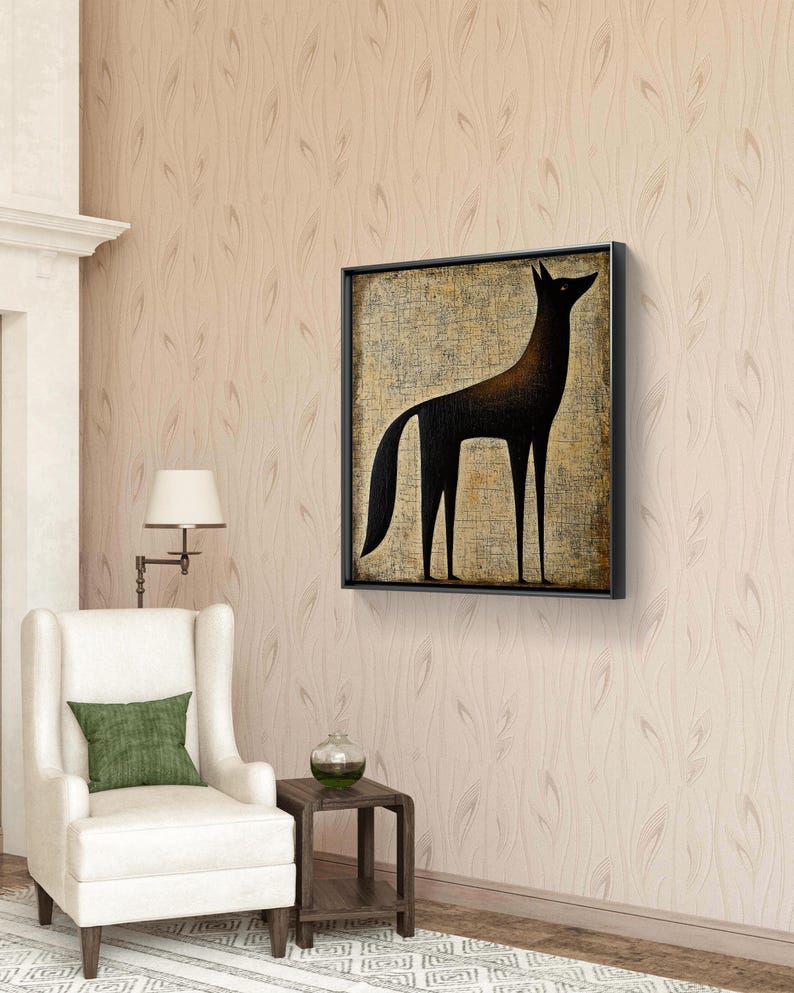 K&ouml;nnte beinhalten: Eine Schwarzwei&szlig;illustration eines Wolfes, gerahmt in einem schwarzen Rahmen, h&auml;ngt an einer beigefarbenen Wand mit Holzmaserung. Der Wolf steht auf einem strukturierten Hintergrund.