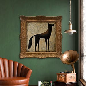 K&ouml;nnte beinhalten: Ein Vintage-Grammophon mit einem gro&szlig;en Messingtrichter steht auf einem Holzst&auml;nder in einem Raum mit einer gr&uuml;nen Wand. Ein gerahmtes Gem&auml;lde eines schwarzen Hundes h&auml;ngt an der Wand hinter dem Grammophon. Ein brauner Ledersessel steht im Vordergrund. Ein Schallplattenalbum mit dem Text "Mozart" liegt auf dem Boden.
