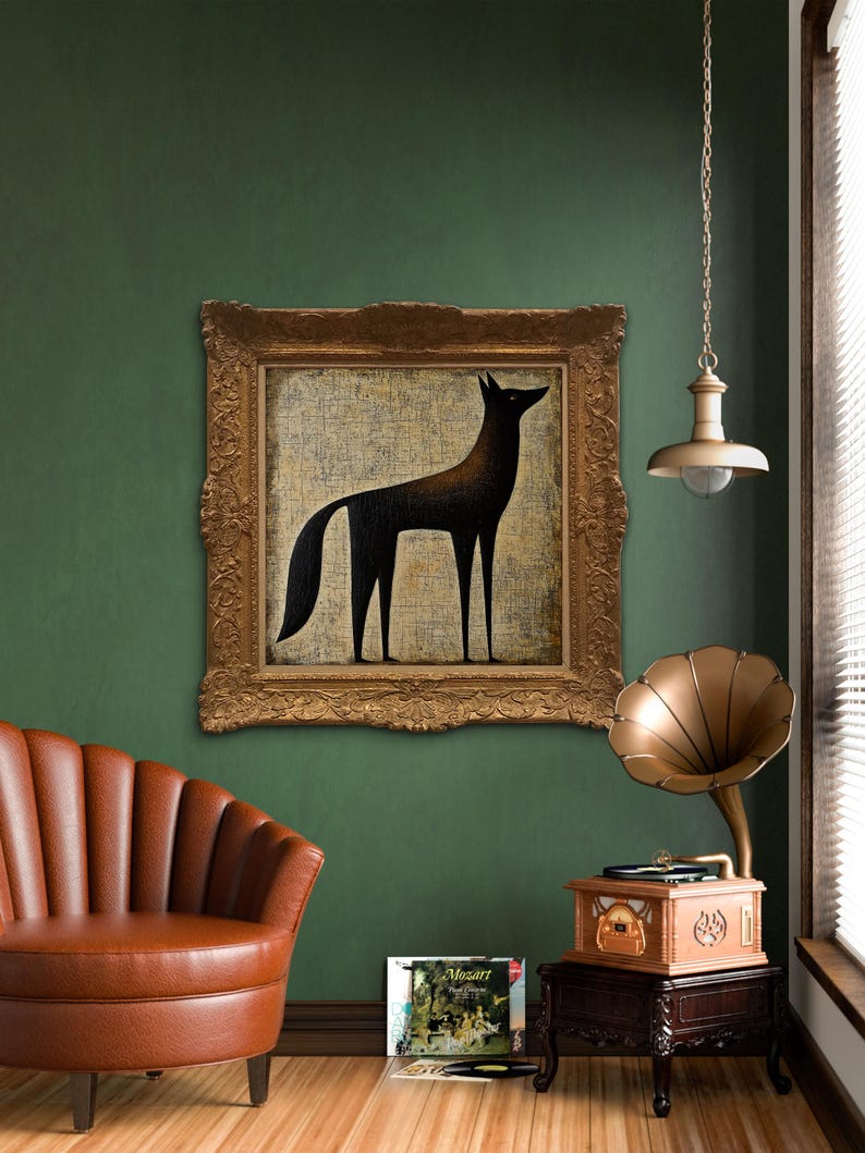 K&ouml;nnte beinhalten: Ein Vintage-Grammophon mit einem gro&szlig;en Messingtrichter steht auf einem Holzst&auml;nder in einem Raum mit einer gr&uuml;nen Wand. Ein gerahmtes Gem&auml;lde eines schwarzen Hundes h&auml;ngt an der Wand hinter dem Grammophon. Ein brauner Ledersessel steht im Vordergrund. Ein Schallplattenalbum mit dem Text "Mozart" liegt auf dem Boden.
