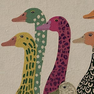 K&ouml;nnte beinhalten: Ein Wandgem&auml;lde mit einer Gruppe stilisierter G&auml;nse mit langen H&auml;lsen. Die G&auml;nse sind in verschiedenen Farben und Mustern bemalt, darunter eine gelbe Gans mit gr&uuml;nen Strichen, eine gr&uuml;ne Gans mit wei&szlig;en Punkten und eine rosa Gans mit lila Leopardenflecken.