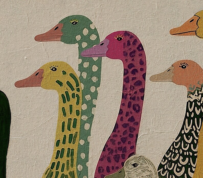 K&ouml;nnte beinhalten: Ein Wandgem&auml;lde mit einer Gruppe stilisierter G&auml;nse mit langen H&auml;lsen. Die G&auml;nse sind in verschiedenen Farben und Mustern bemalt, darunter eine gelbe Gans mit gr&uuml;nen Strichen, eine gr&uuml;ne Gans mit wei&szlig;en Punkten und eine rosa Gans mit lila Leopardenflecken.