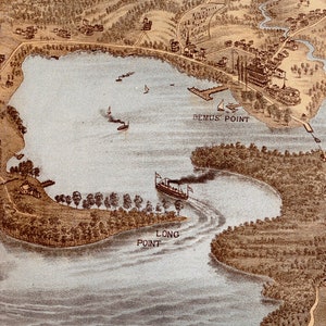 Puede incluir: Un mapa antiguo de un lago con dos puntos de tierra etiquetados como "Bemus Point" y "Long Point". El mapa muestra una masa de agua con varios barcos peque&ntilde;os y un barco de vapor m&aacute;s grande.