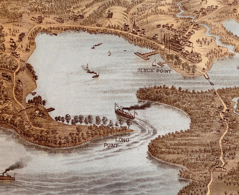Puede incluir: Un mapa antiguo de un lago con dos puntos de tierra etiquetados como "Bemus Point" y "Long Point". El mapa muestra una masa de agua con varios barcos peque&ntilde;os y un barco de vapor m&aacute;s grande.
