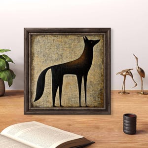 K&ouml;nnte beinhalten: Ein gerahmtes Gem&auml;lde einer schwarzen Silhouette eines Hundes, der auf einem beigefarbenen Hintergrund steht. Der Rahmen ist aus dunkelbraunem Holz mit goldener Verzierung.