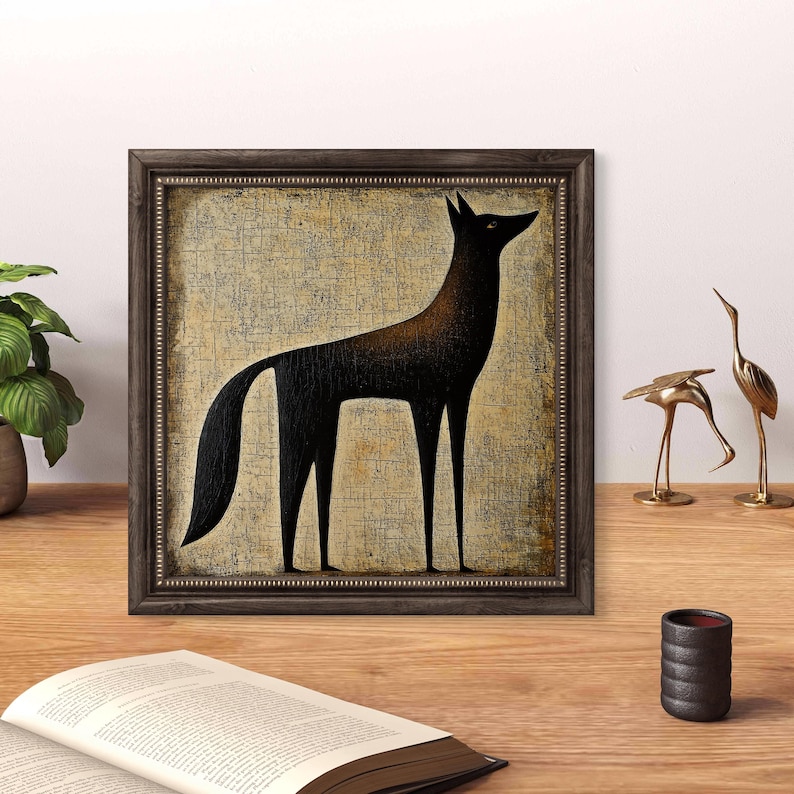 K&ouml;nnte beinhalten: Ein gerahmtes Gem&auml;lde einer schwarzen Silhouette eines Hundes, der auf einem beigefarbenen Hintergrund steht. Der Rahmen ist aus dunkelbraunem Holz mit goldener Verzierung.
