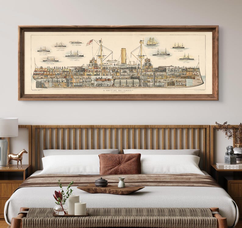 Pode incluir: Uma ilustra&ccedil;&atilde;o vintage de uma vista em corte transversal de um encoura&ccedil;ado, mostrando o funcionamento interno e a tripula&ccedil;&atilde;o. A imagem est&aacute; emoldurada em uma moldura de madeira marrom e tem um fundo creme.
