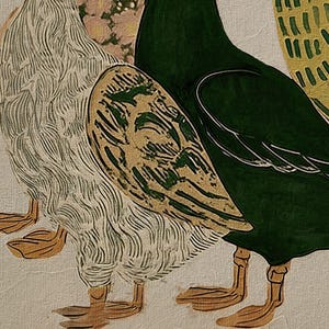 K&ouml;nnte beinhalten: Eine stilisierte Illustration von zwei Enten, die nebeneinander stehen. Die linke Ente ist wei&szlig; mit texturierten Linien und einem goldenen Fl&uuml;gel. Die rechte Ente ist dunkelgr&uuml;n mit einem goldenen Schwanz mit gr&uuml;nen Strichen. Beide haben orangefarbene Schwimmf&uuml;&szlig;e.