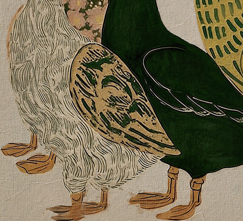 K&ouml;nnte beinhalten: Eine stilisierte Illustration von zwei Enten, die nebeneinander stehen. Die linke Ente ist wei&szlig; mit texturierten Linien und einem goldenen Fl&uuml;gel. Die rechte Ente ist dunkelgr&uuml;n mit einem goldenen Schwanz mit gr&uuml;nen Strichen. Beide haben orangefarbene Schwimmf&uuml;&szlig;e.
