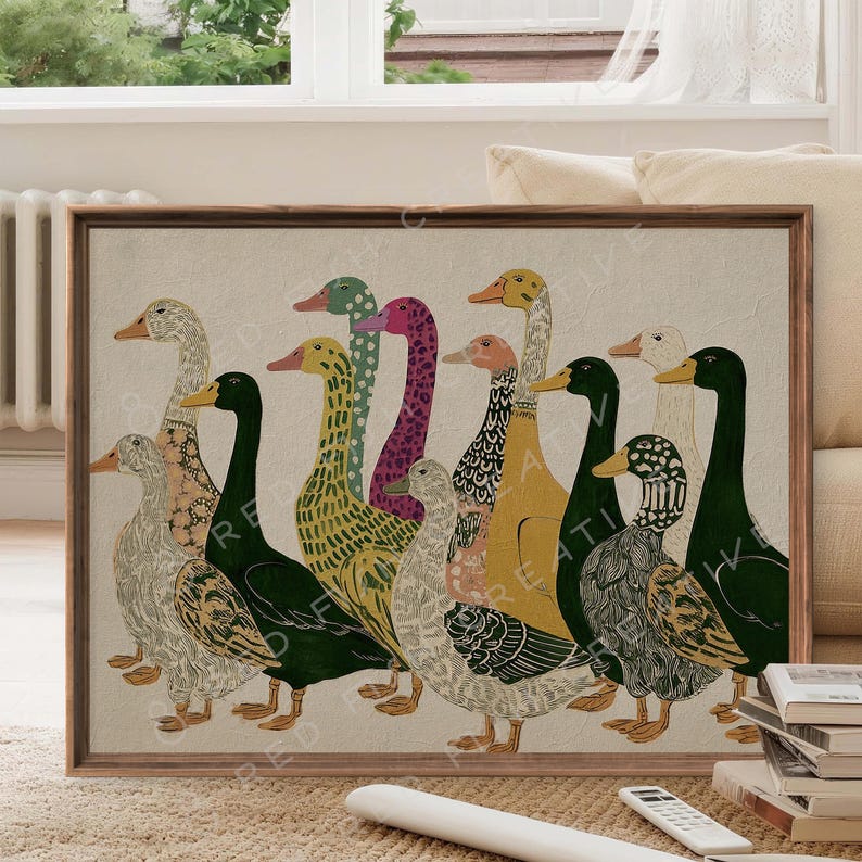 K&ouml;nnte beinhalten: Ein gerahmter Kunstdruck mit einer Gruppe von Enten in verschiedenen Farben und Mustern, darunter einfarbiges Gr&uuml;n, Gelb, gepunktetes Rosa und strukturiertes Wei&szlig;. Die Enten sind in einer Gruppe vor einem neutralen, hellbeigen Hintergrund angeordnet.