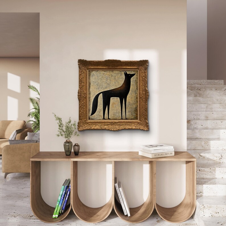 K&ouml;nnte beinhalten: Eine schwarze Silhouette eines Hundes, der auf einem strukturierten Hintergrund steht, gerahmt in einem goldenen, verzierten Rahmen. Das Gem&auml;lde h&auml;ngt an einer wei&szlig;en Wand &uuml;ber einem Holzregal mit B&uuml;chern und Dekorationsgegenst&auml;nden.