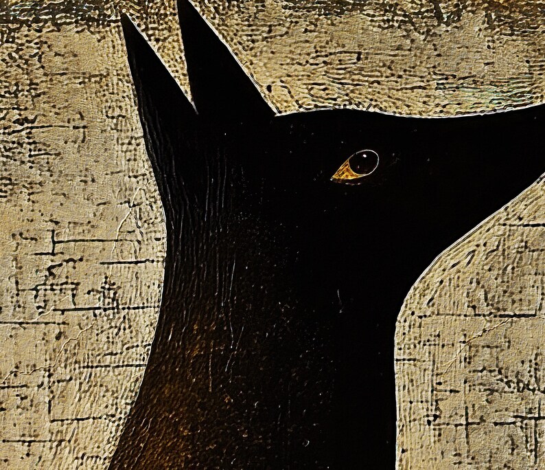K&ouml;nnte beinhalten: Eine schwarze Silhouette eines Hundekopfes mit einem sichtbaren Auge vor einem strukturierten, beigefarbenen Hintergrund.