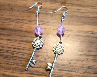 Pendientes colgantes de llave púrpura y plata