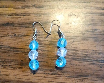 Pendientes colgantes de color azul pálido y cuentas claras