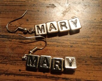Pendientes de plata hechos a mano con el nombre "Mary"
