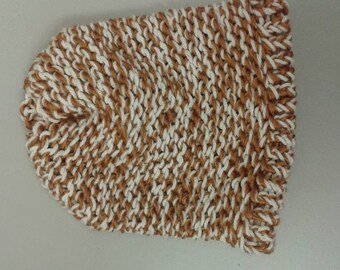Gorra de punto marrón dorado y crema