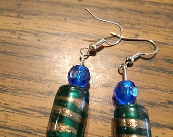Pendientes caseros azules, verdes y dorados colgantes