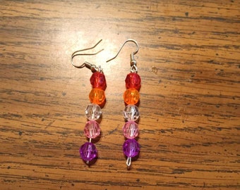 Pendientes colgantes de cuentas hechas a mano con cuentas rojas, naranjas, claras, rosadas y púrpuras
