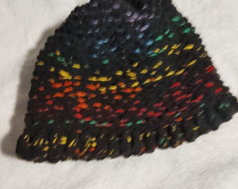 gorro de punto negro y arcoíris