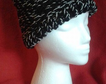 Sombrero de punto negro y plateado