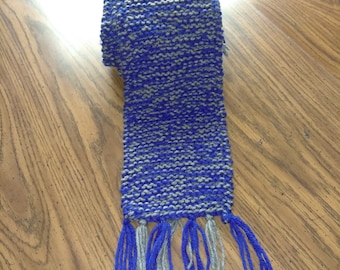 Bufanda de punto azul y plateada