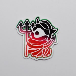 Peut inclure: Une illustration en noir et blanc d'un diable avec un dégradé rouge et rose, tenant un trident. Le diable porte un casque avec des cornes et a un seul œil.