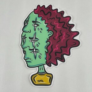 Puede incluir: Una pegatina con una ilustración estilizada de una cara con múltiples ojos y una tez verde. El pelo es de color rojo oscuro y la figura lleva una camisa amarilla. La pegatina tiene el texto "TipTo."