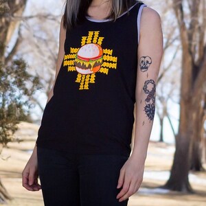 Green Chile Cheeseburger Zia – Schwarzes Unisex Tank (Grey Trim)