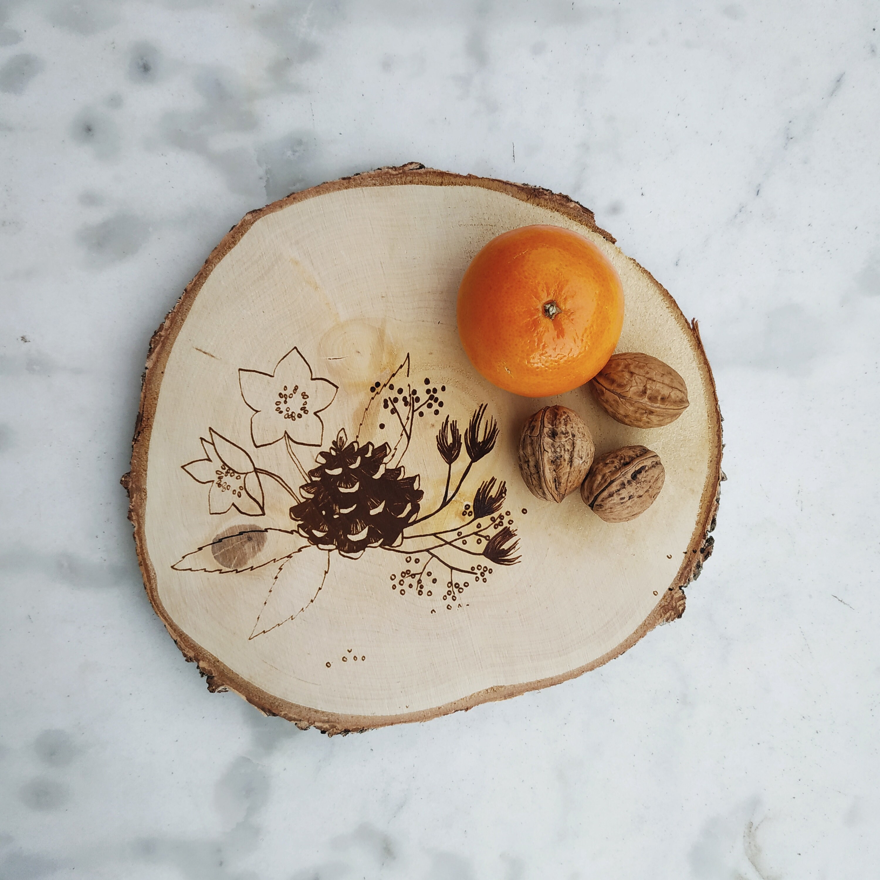 Dessous de Plat Rond en Bois, Motif Pomme Pin, Hellebores et Petits Fruits