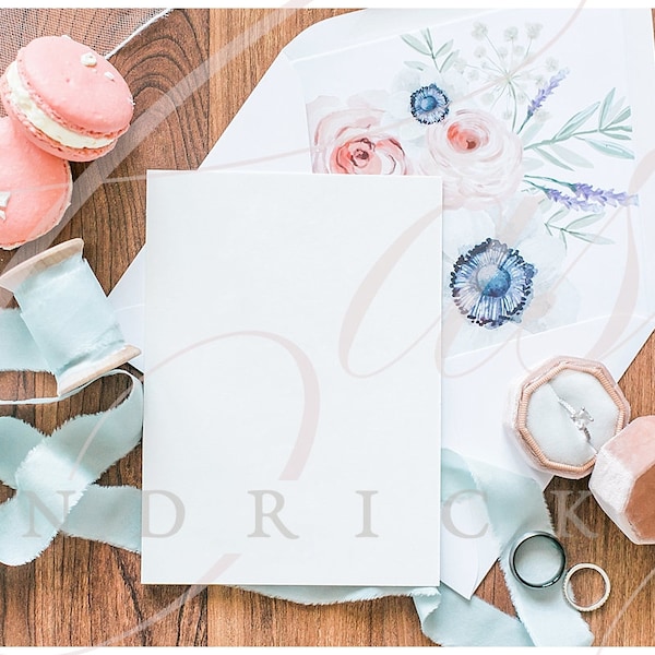 photo en stock papeterie maquette avec des macarons roses et ruban de soie bleue de mariage