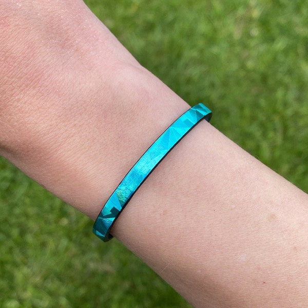 Spunky Aqua Leather Bangle / Magnetic Clasp Bracelet / Skinny Leather Bracelet