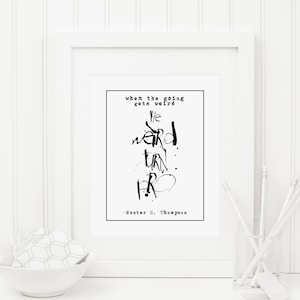 Peut inclure: Impression typographique en noir et blanc avec la citation « Lorsque les choses deviennent bizarres, les bizarres deviennent professionnels » de Hunter S. Thompson. La citation est écrite dans une police de caractères audacieuse et stylisée.