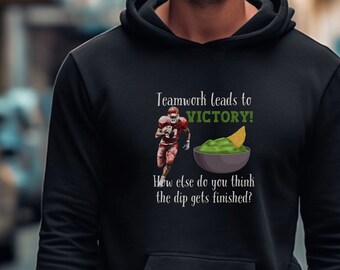 Può includere: Felpa con cappuccio nera con una grafica di un giocatore di football americano che corre con il testo "Teamwork leads to VICTORY! How else do you think the dip gets finished?"