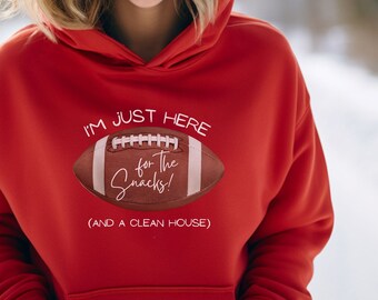 Könnte beinhalten: Roter Hoodie mit einer weißen Grafik eines Fußballs und dem Text "Ich bin nur hier für die Snacks! (und ein sauberes Haus)"
