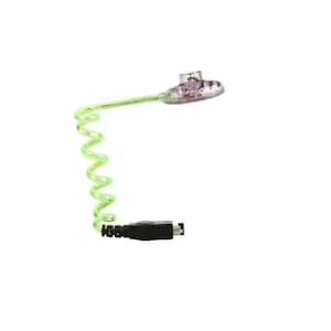 Può includere: Un cavo avvolto verde con un connettore nero a un'estremità e un apparecchio di illuminazione in plastica trasparente all'altra estremità.