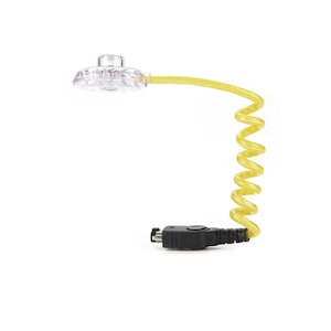 Può includere: Un cavo giallo a spirale con un attacco in plastica trasparente a un'estremità e un connettore nero all'altra estremità.